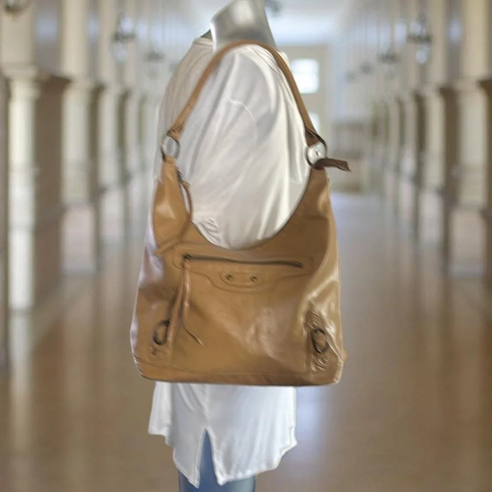 Unbrnded Tan Medium sized Leather Shoulder Bag